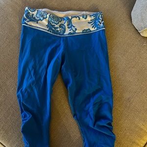 Blue lululemon cropped leggings.